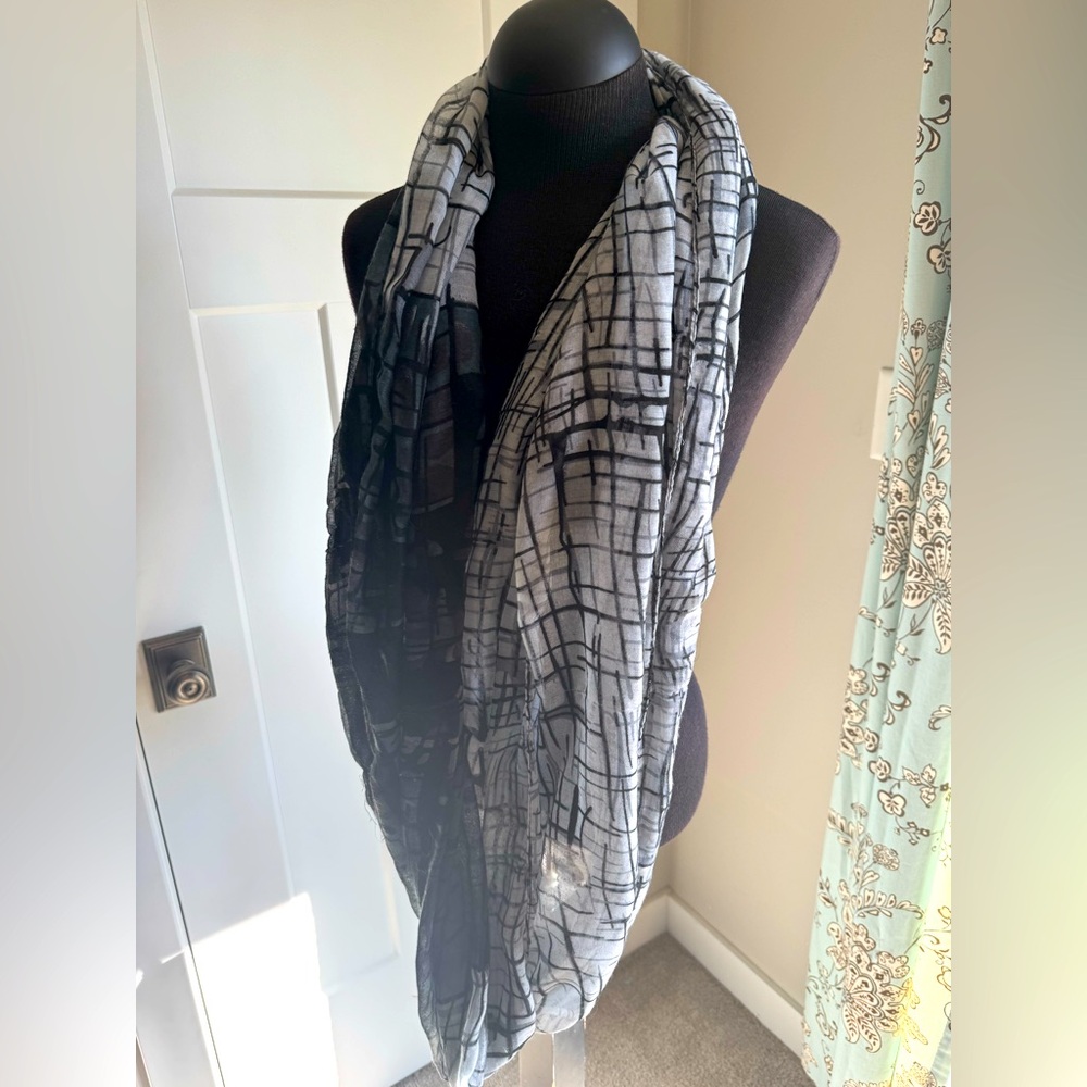Infinite scarf black white gray
